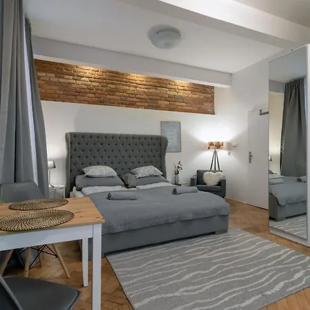 Апартаменты Cozy Local Naplavka In Center